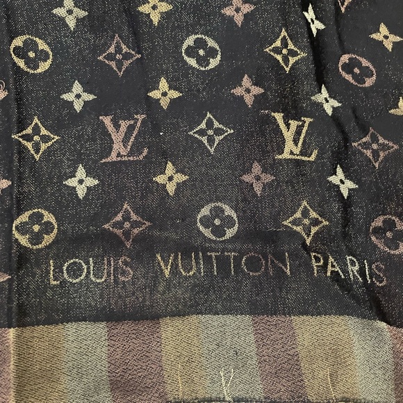 SO SHINE MONOGRAM SHAWL - Picture 2 of 12